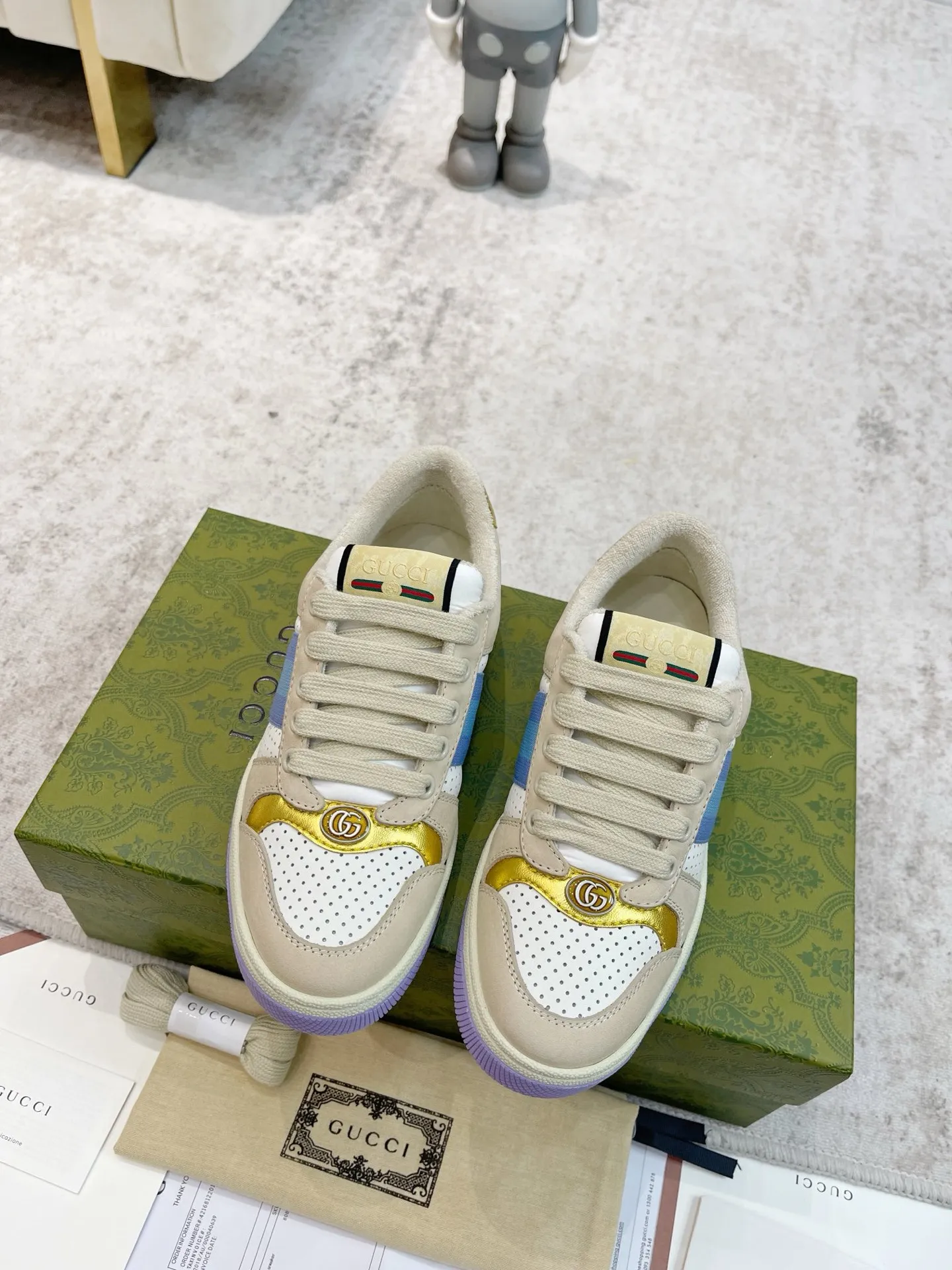 Ex-factory price: 540💰 GUCCI Gucci's newly upgraded back cover lining, top-notch old dirty shoes, classic casual sports shoes for couples, retro sneakers and old G family dirty shoes, updated at the counter simultaneously! ①The shoe upper has the same water-based edge coating process as the original version⚠️The ordinary oil edges on the market have a strong glue feel and are easy to fall off! Grade A first-layer nubuck leather (with pores)/matching computer embroidered double G cloth, high-density terry velvet lining. ② A PVC transparent small round mark sealing line is added to the details of the midsole. The mold is opened six times and the jewelry craftsmanship is used to customize the two-color double G buckle, striving to be the same as the original version. A pair of buttons is more than three times more expensive than ordinary buckles on the market. ③An old two-color washable label, the chip is placed on the outer waist of the right foot, the entire shoe is completely hollowed out with rubber technology, TUP material (rubber to distinguish the market) with the latest green packaging from the counter, 3D printed handbag, and a pair of shoelaces. There is no pressure when entering and exiting the counter. You can buy a 1:1 accurate replica of the original version and modify and upgrade it repeatedly. The details are perfectly restored, the materials are all customized, and they are truly top-notch. Please look at the details clearly to identify the quality. Upper: First-layer frosted cowhide/embroidered double G cloth. Lining: original high-density velvet lining. Foot pads: original pearlescent sheepskin. Outsole: private molded vacuum TPU material. Packaging: original top-grade full set packaging at the counter. Shoe size: women's size 35-40, men's size 39-44 (men's size 38, 45🉑️customized, non-returnable)